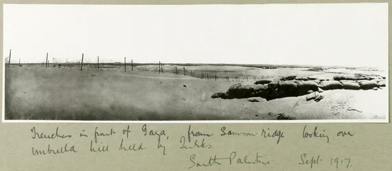 Tranchées devant Gaza, de Samson Ridge regardant vers Umbrella Hill, septembre 1917